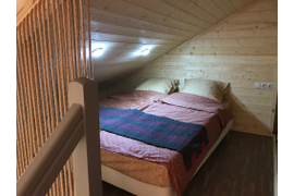 Уютная кровать со спальными пренадлежностями