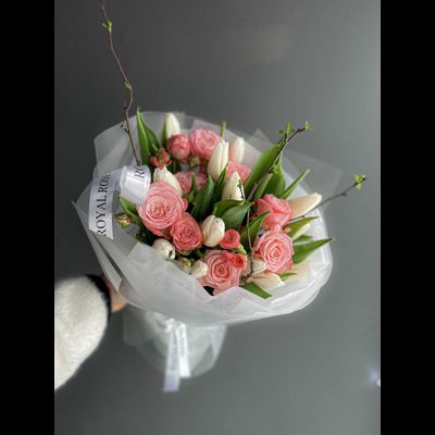 Букет «SPRING PEONY ROSE» из пион-ых роз и тюльпанов