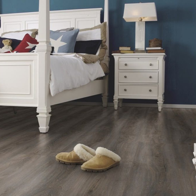 Виниловый пол Wineo 400 Wood Valour Oak Smokey MLD00133 в интерьере комнаты