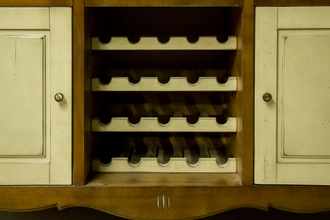 Антикварный буфет с отделением для вина.