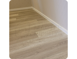 Плинтус ХДФ Dollken Cubu Flex Life 40мм Х 2,5 м 1013/5012 Белый в интерьере 4