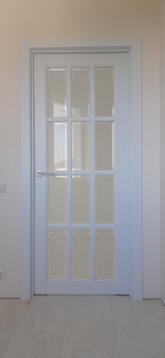 Дверь из массива сосны остекленная "Английская решетка белый жемчуг"