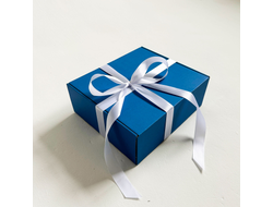 Подарочная коробка GILEV 27х25х10см синяя с наполнителем и белой лентой