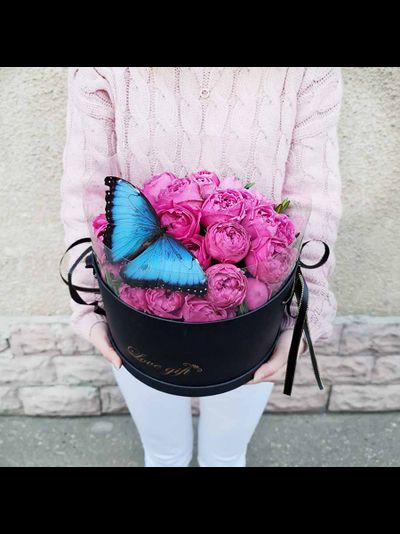 Букет пионовидных роз с большой бабочкой    "Весенний ветер" с тропической бабочкой №3