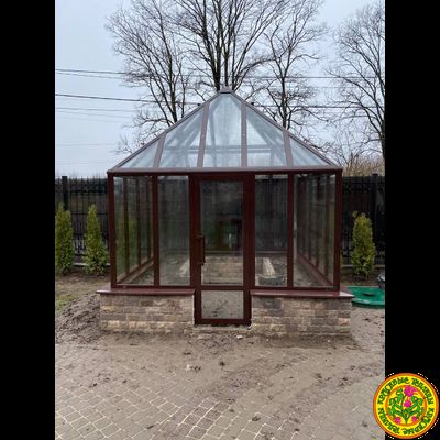 Алюминиевая беседка в саду, профиль по RAL, стеклянные стены, стол для чайных церемоний.