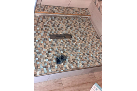 Укладка мозаики в душевой поддон с разуклонкой