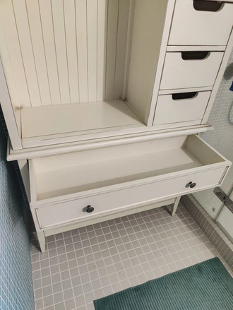 Пенал - стеллаж открытый с крючками и нижними ящиками.