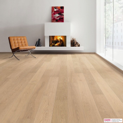 Декор паркетной доски Haro Дуб Пуро Белый Маркант браш 1-пол, лак 538960 в интерьере гостиной