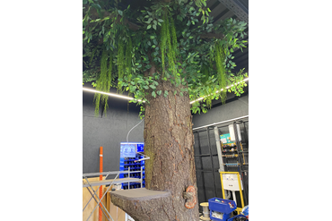 Имитация дерева в интерьере магазина.Работа spilcenter.com. г.Москва