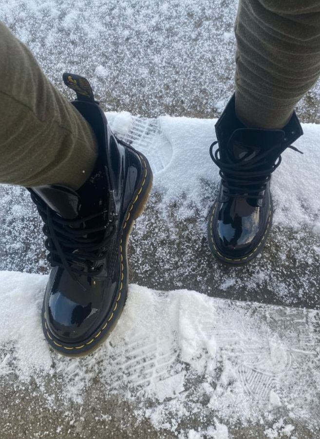 зимние мартинсы Dr. Martens на снегу