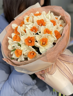 Букет из 19 белых нарциссов