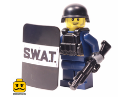 Ударный солдат с пуленепробиваемым щитом