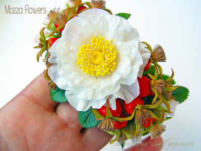 Браслет с белым шиповником. Цветы из полимерной глины.