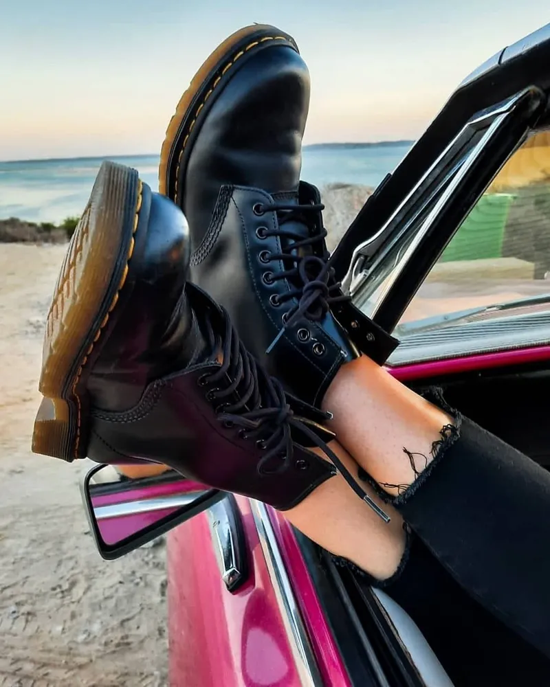 черные кожаные ботинки