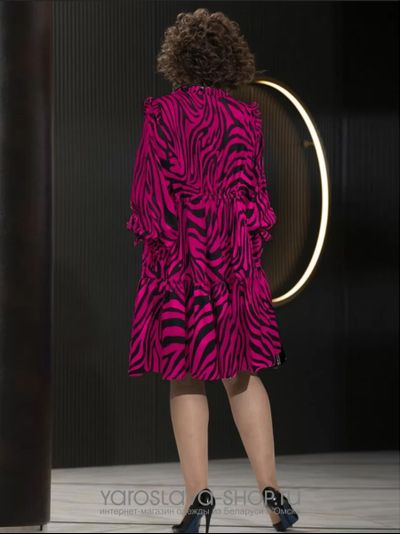 Платье вечернее яркого цвета фуксии с рисунком "зебра"
