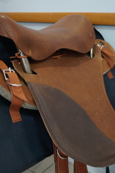 СЕДЛО КАВАЛЕРИЙСКОЕ ( В КОРИЧНЕВОМ ЦВЕТЕ)