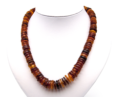 Бусы камнерезные из коричневого янтаря