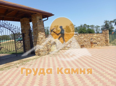 Камень толстяк галтованный, бело-жёлтый с разводом