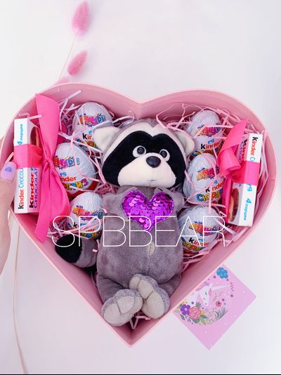 Подарочная коробка Киндер сюрприз и енот средняя