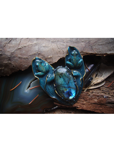 "Хранители озера Сбывающихся Грёз", коллекционная брошь с лабрадоритом и лягушками