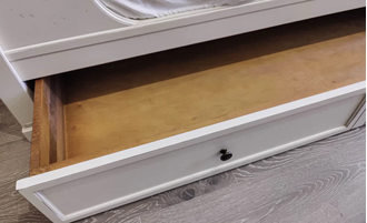 Кровать-кушетка с выдвижными ящиками и спинкой.