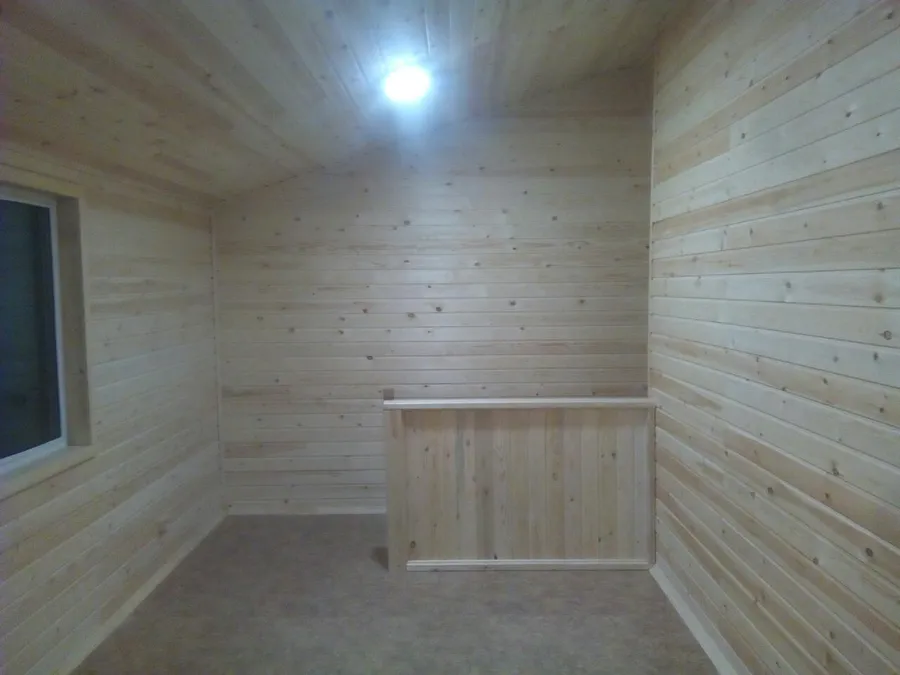 Потолок и стены обшиты и евро вагонкой.