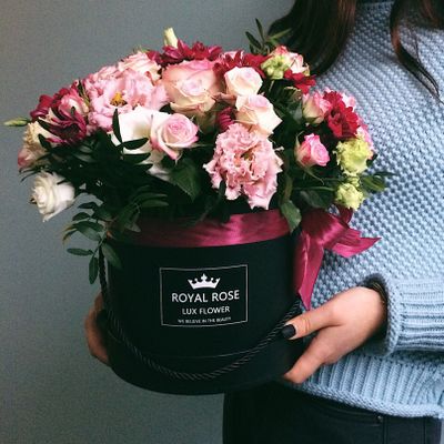 ДИАНТУС, РОЗЫ  И АЛЬСТРОМЕРИИ В КОРОБКЕ