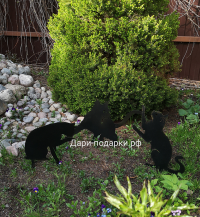 Кошка на задних лапах  - декор металл 36*28см Без проблем можно воткнуть в землю. Служит стильным украшением сада, а так же прекрасно оберегает урожай на грядках от непрошенных птиц. Россия 1798-021173