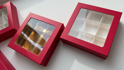 Коробка для 9 конфет ПРЕМИУМ с/о (красная мат./золото), 160*160*45мм