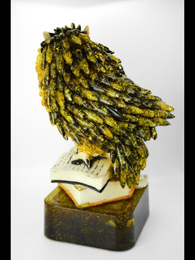 Сова с пером из Янтарных кабошонов на подставке