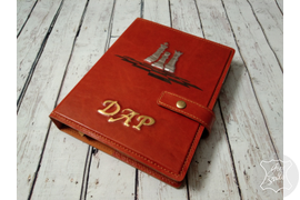 кожаный ежедневник с тиснением рисунка и инициалов