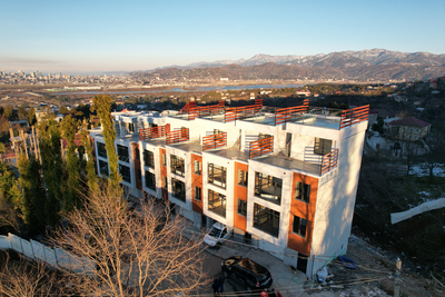 Грузия, пригород Батуми. Видовые таунхаусы, расположенные на холме. Обзор стройки. Green Side