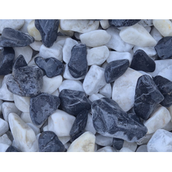 Чёрно-белая мраморная крошка галтованная, фракция 20-40 мм