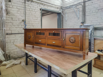 Тумба под ТВ с декоративными розетками.