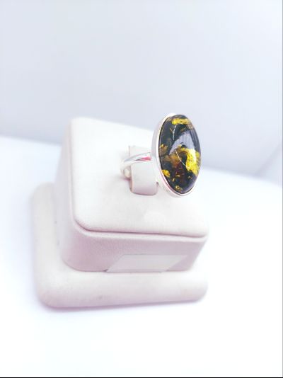 Кольцо овальное с зеленым янтарем