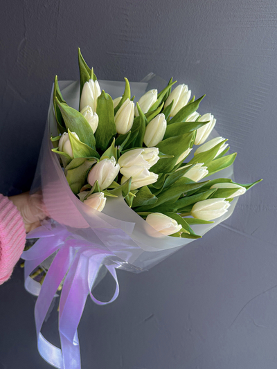 «Minimalism» из молочно-белых тюльпанов 19 шт