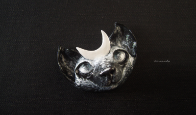 Необычная брошь в стиле фэнтези "Лунный котик - заклинатель звёзд"