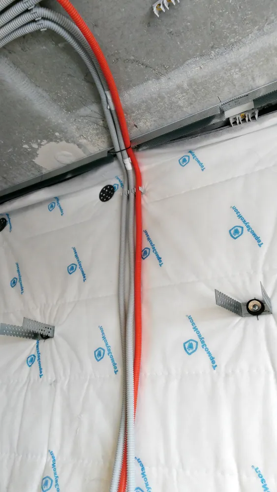 В качестве развязки от передачи ударного шума на систему являются виброподвесы "Сонокреп - Протектор"