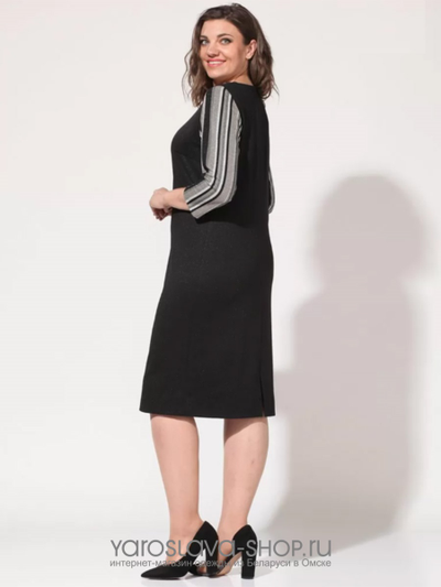 Платье прямого силуэта с V-образным вырезом