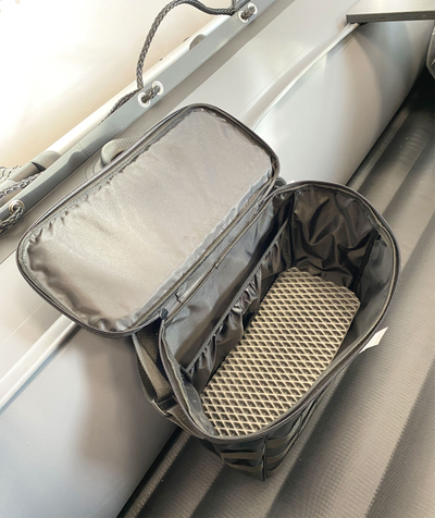 Сумка на ликтрос TRVL 14 открыта на лодке