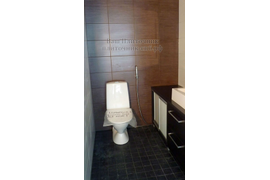 Отделка санузла: укладка плитки на пол, облицовка стен плиткой, установка сантехники