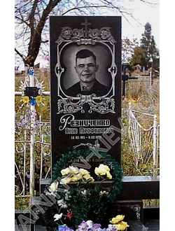 Фото вертикального бюджетного памятника на могилу с узорной гравировкой в СПб