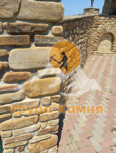 Камень толстяк галтованный, бело-жёлтый с разводом