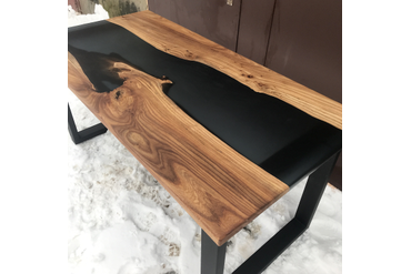 Стол с рекой дымчато-черного цвета. Работа spilcenter.com