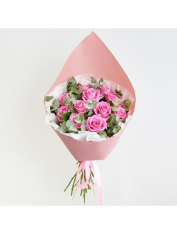 11 розовых роз с эвкалиптом