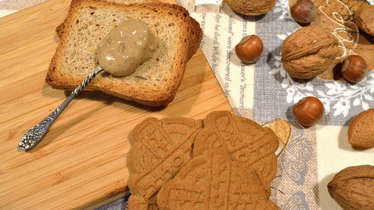 Спред из рождественского печенья с миндальным урбечом.