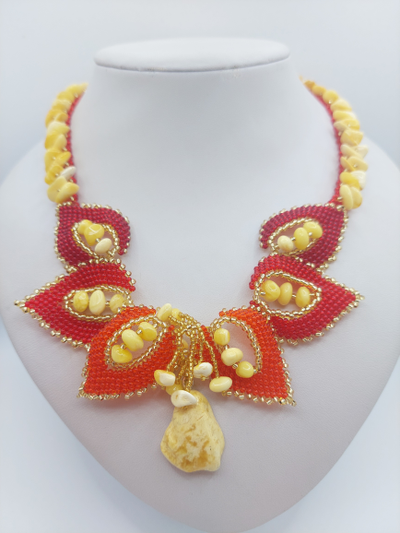 Колье "Листики" из Чешского бисера и янтаря, с кулоном из матового янтаря