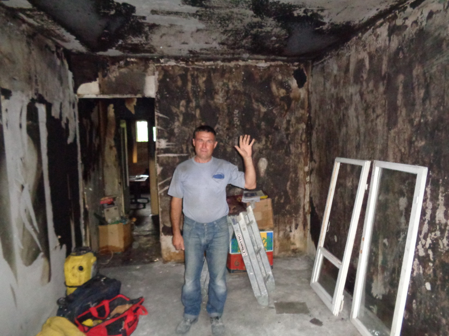Восстановление жилого помещения. Квартира после пожара. Комната после пожара. Квартира до и после пожара. Уборка после пожара.
