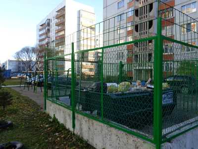 Мусорная площадка с ограждением из сетки-рабицы