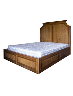 Кровать деревянная с высоким изголовьем.